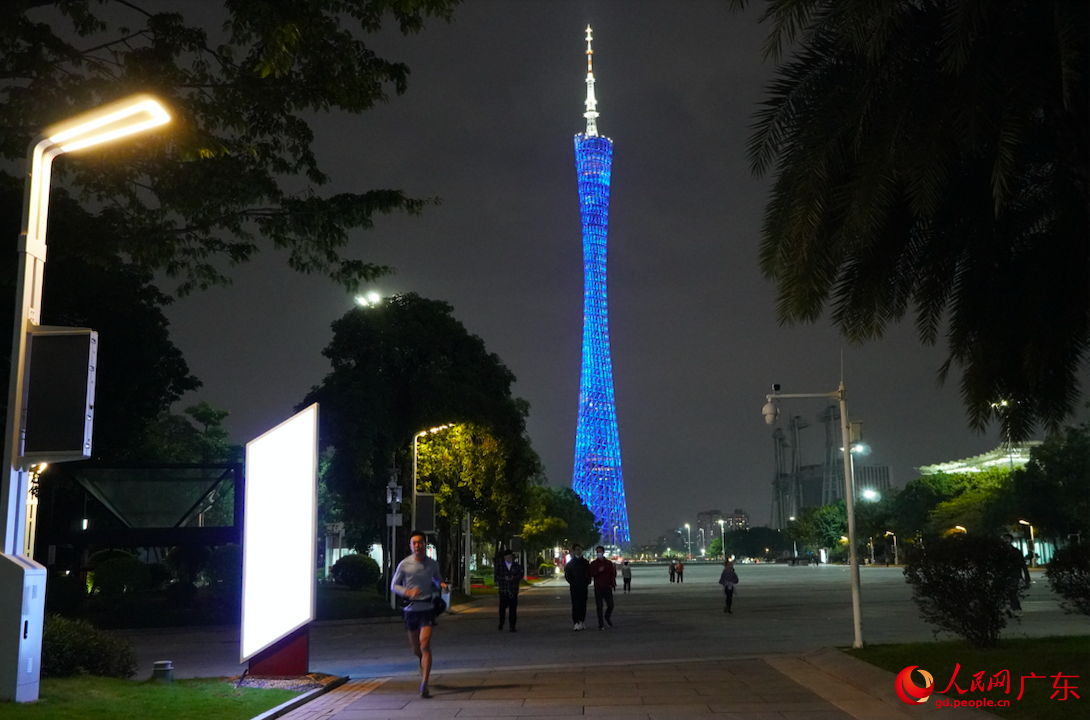 12月6日，在廣州市花城廣場(chǎng)，廣州塔格外亮眼，“夜跑族”“散步族”紛紛來到這里。王雅蝶 攝