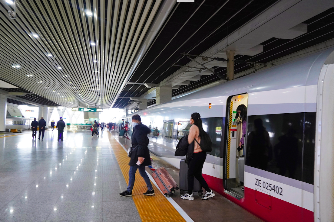 1月15日，第一批乘坐港鐵動感號前往廣州的旅客在廣州南站下車。王雅蝶 攝