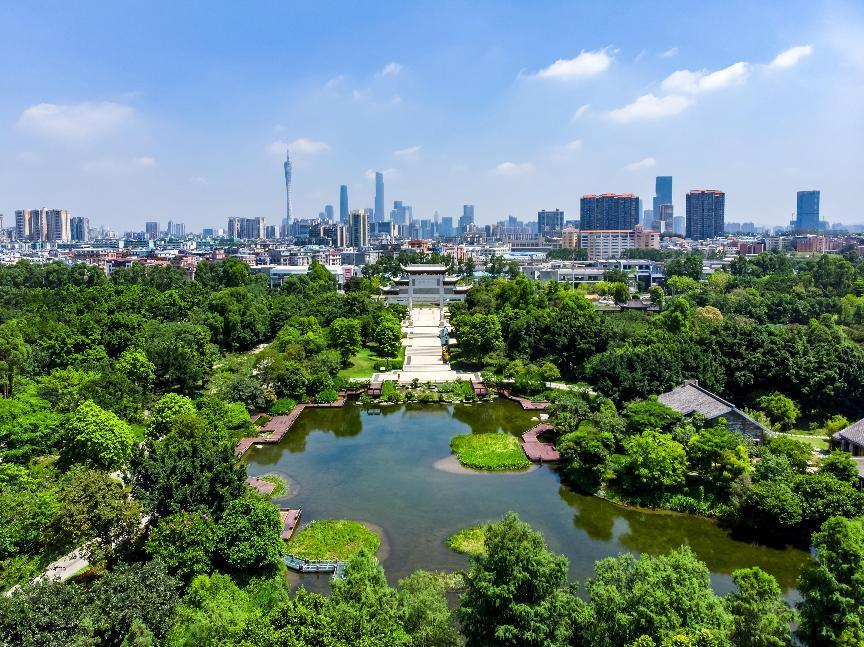 海珠濕地公園牌坊廣場(chǎng)綠心湖。海珠濕地公園是廣州市第一個(gè)國(guó)家濕地公園，入選國(guó)家濕地公園“四顆明珠”。謝惠強(qiáng) 攝