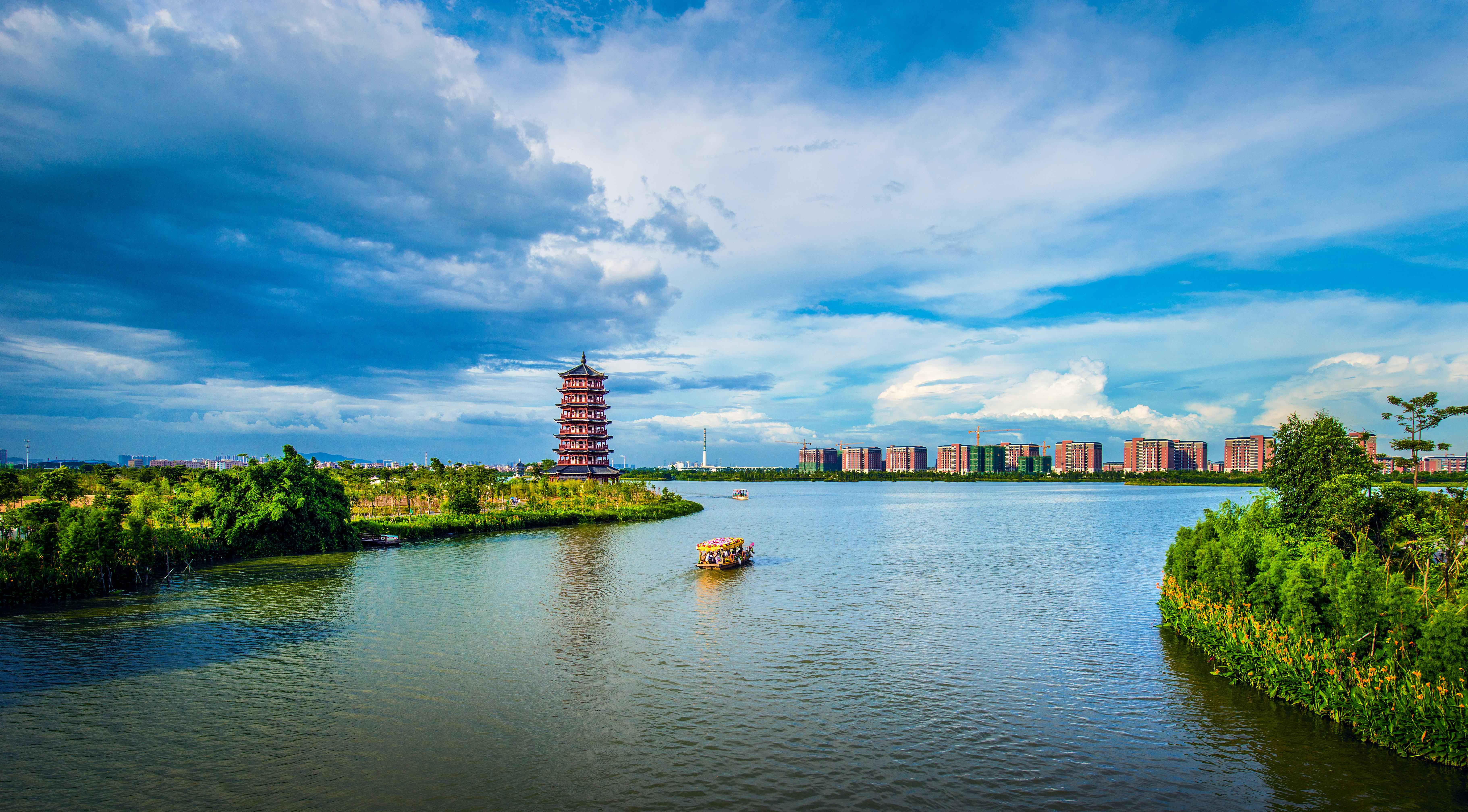 東莞市華陽湖濕地公園景區(qū)設(shè)有約22千米長的水上綠道項目和繞湖一周全長10千米的騎行線路。圖源：東莞市文化廣電旅游體育局官方微信