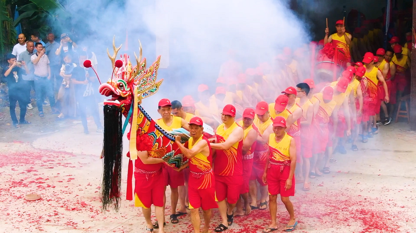 揭陽龍舟造型生動大氣，龍首高昂，龍頸修長，龍尾高翹，龍身彩繪，威武俊秀。鄭揚升 攝