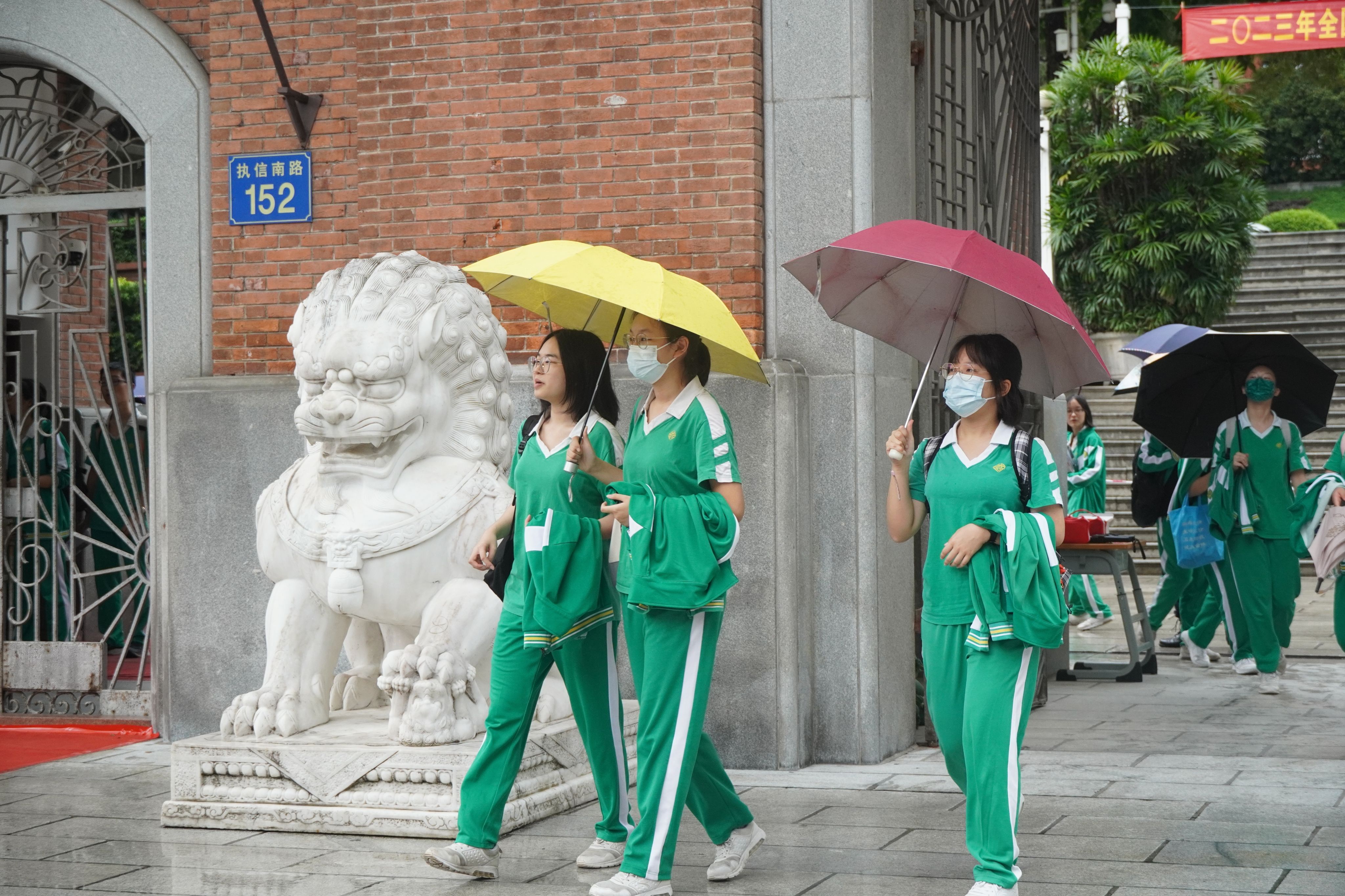 2023年高考首日，廣東省廣州市考生參加語(yǔ)文考試后走出考場(chǎng)。王雅蝶 攝