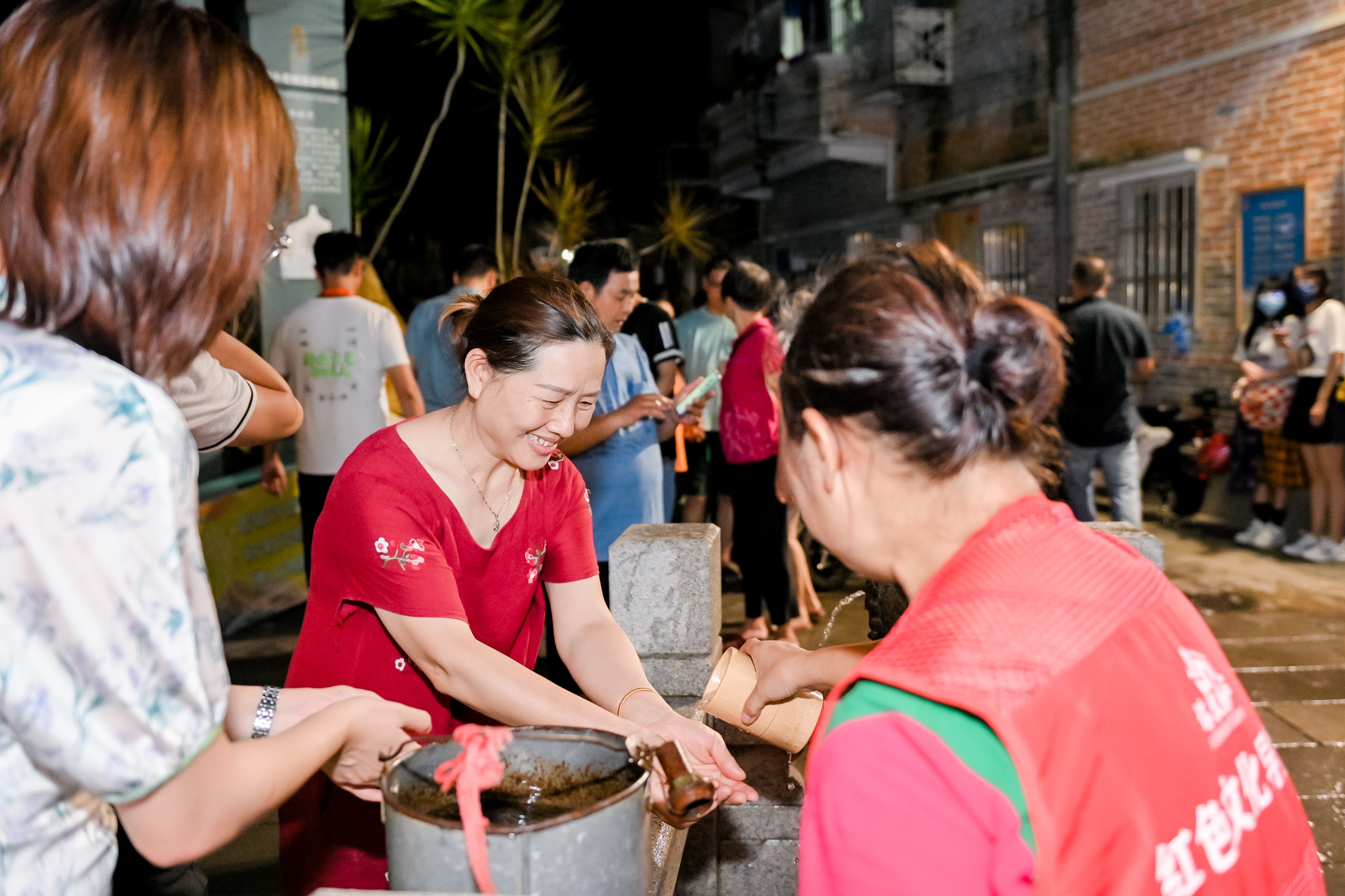 市民游客體驗洗塔坡水，寄托“塔坡水長流不息，潤澤萬物”的美好寓意。