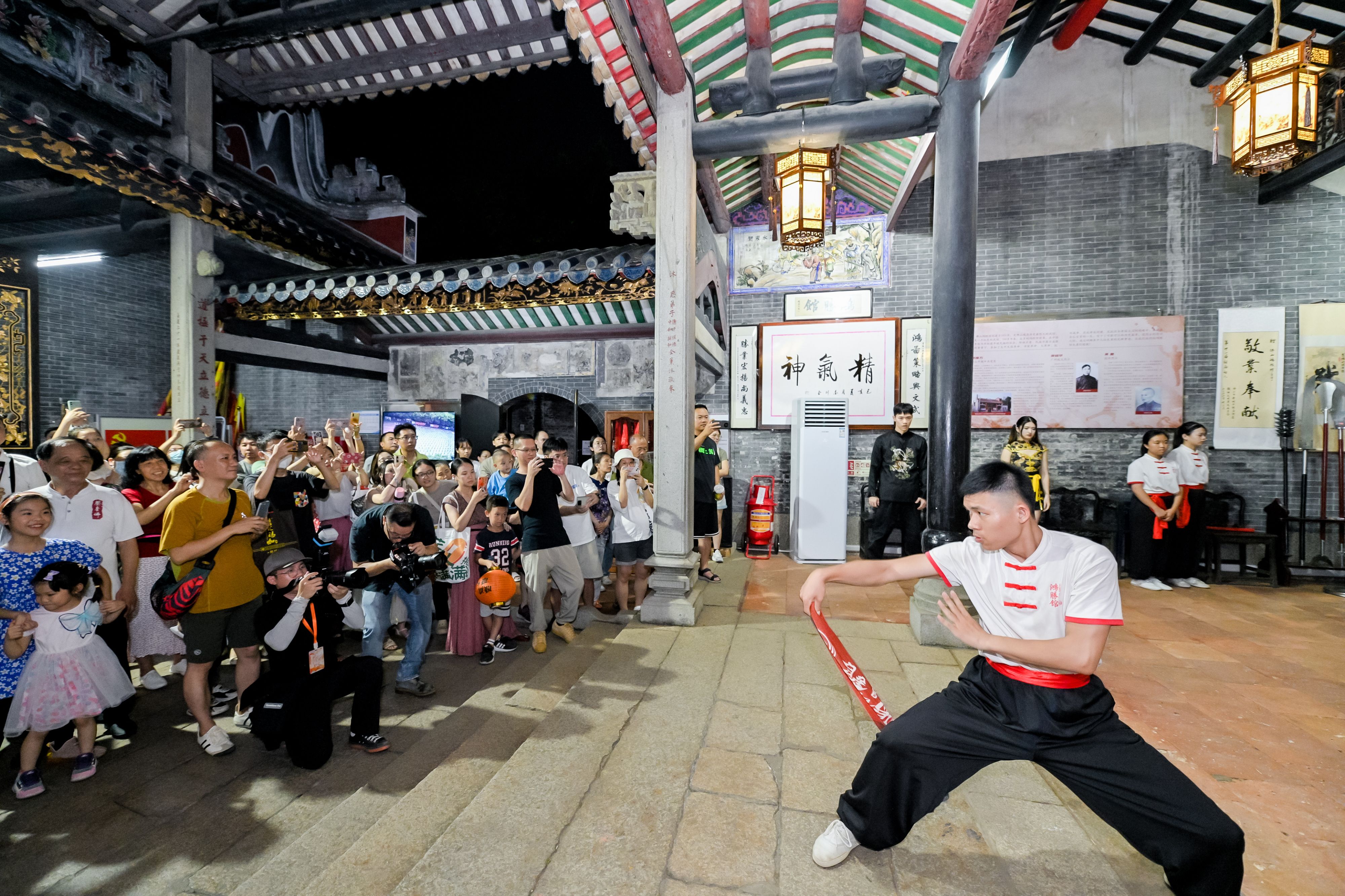 在塔坡廟會(huì)中的主場地之一鴻勝館上演功夫表演。祖廟街道宣文辦供圖