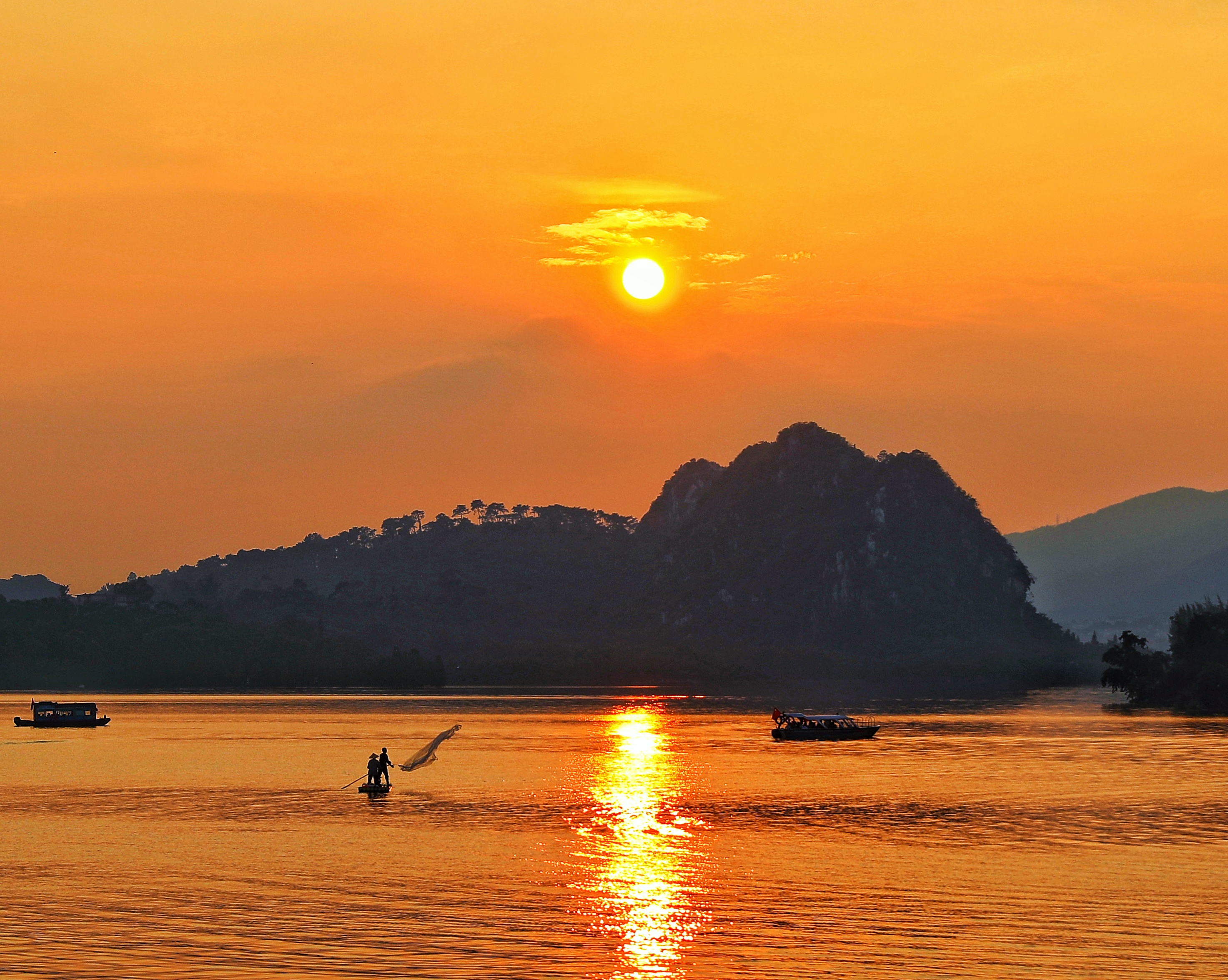 “臥佛含丹”是肇慶市星湖旅游景區(qū)在特定節(jié)氣和地理位置形成的一種天象奇觀。莫郁芬攝