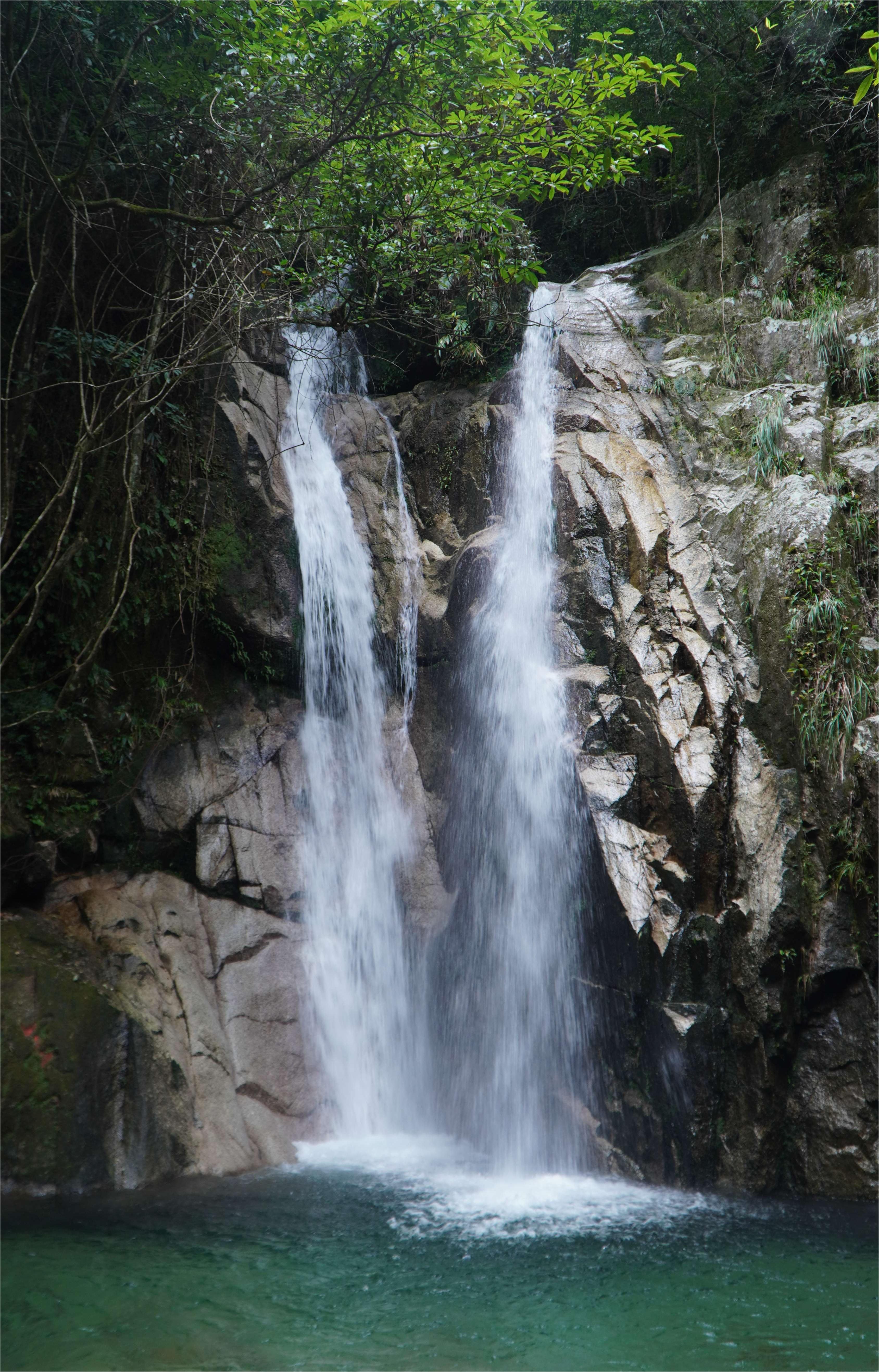 在此可坐擁碧水青山，觀賞連綿不絕的瀑布，耳聞鳥鳴水響。樸馨語攝