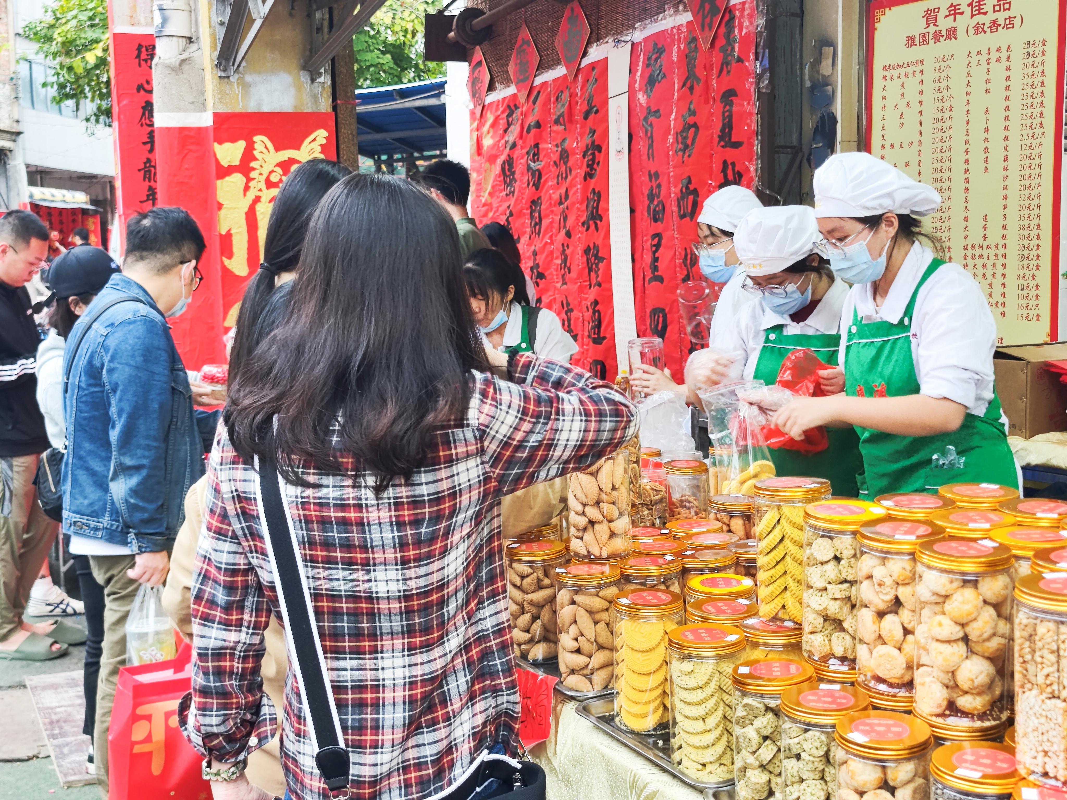 在快子路上，除了揮春，特色廣味點心也頗受歡迎。人民網(wǎng) 樸馨語攝