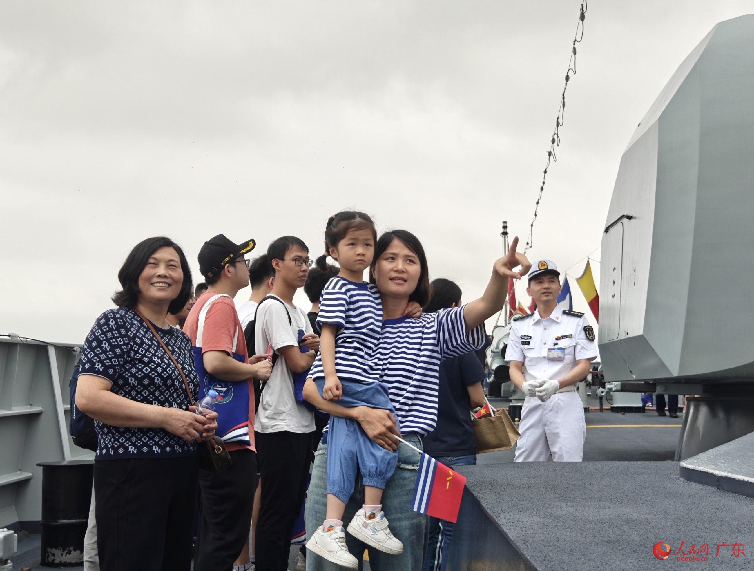 一對母女饒有興趣地了解艦艇裝備。人民網(wǎng) 王雅蝶攝