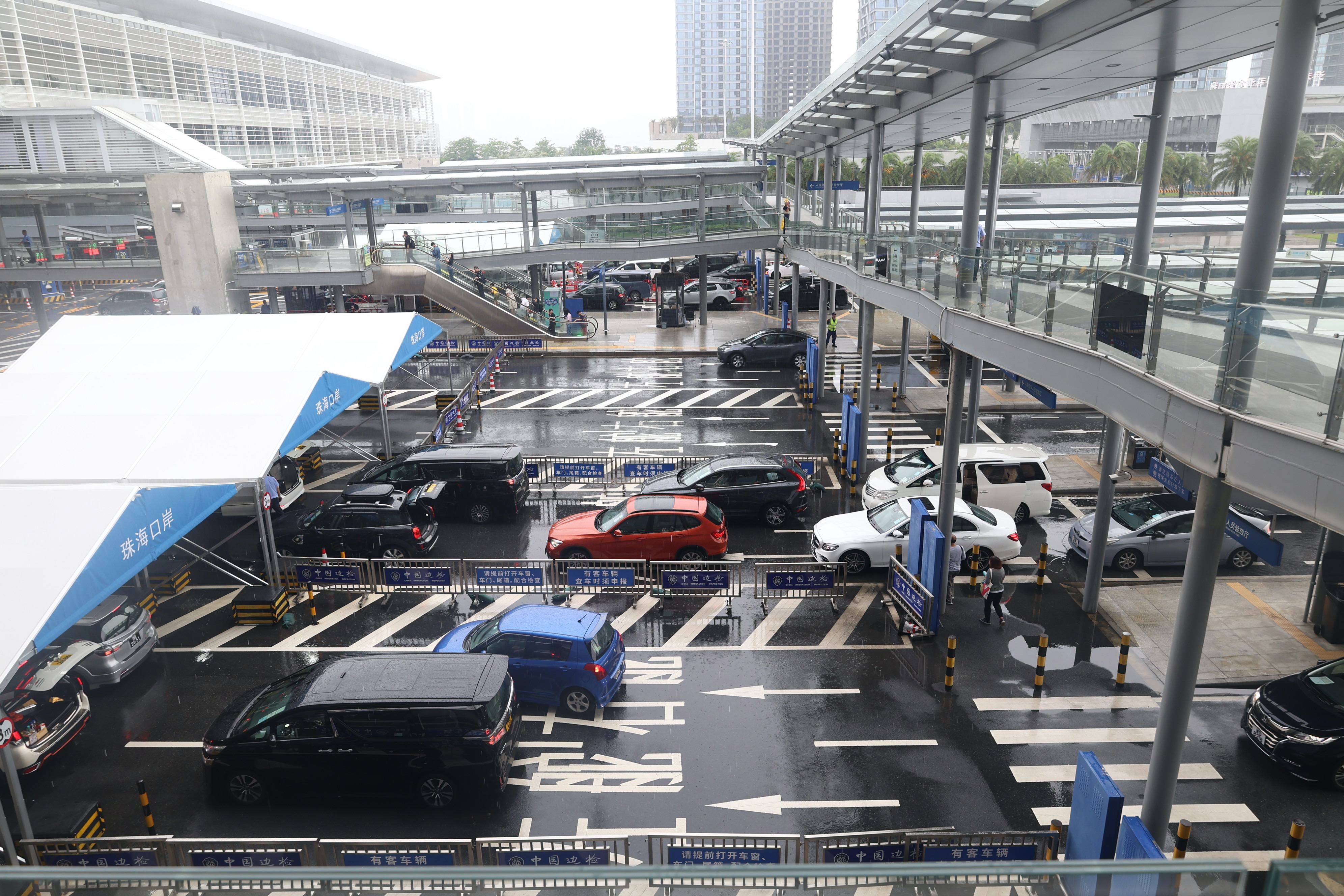 車輛通過港珠澳大橋珠海公路口岸。港珠澳大橋邊檢站供圖