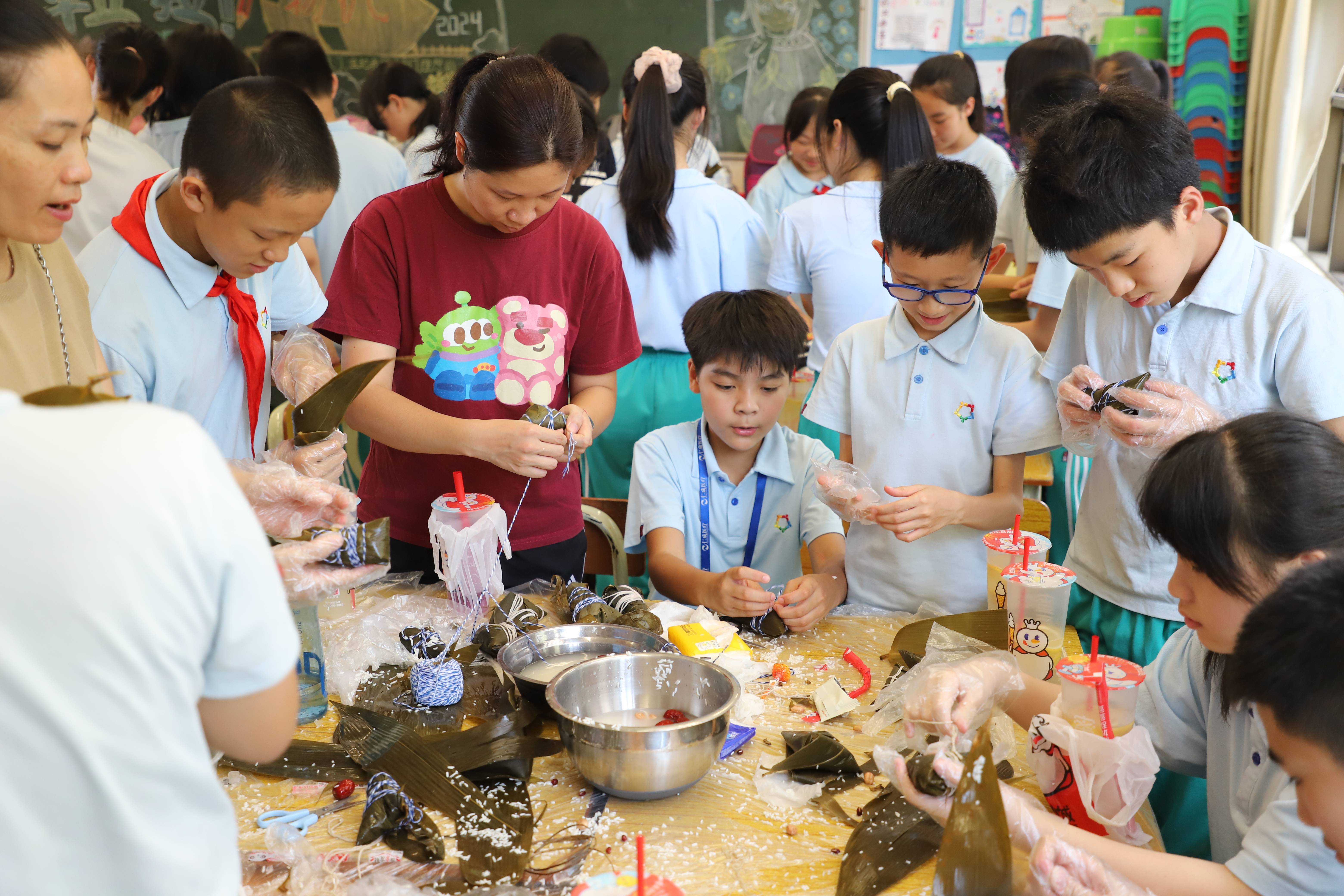 廣州市天河區(qū)員村小學(xué)的“美食相邀約”班級美食活動以廣府文化、節(jié)氣美食、節(jié)日美食為題材，尋找家庭中的勞動好手擔任家長志愿者，共建美育課程體系。人民網(wǎng) 寧玉瑛攝