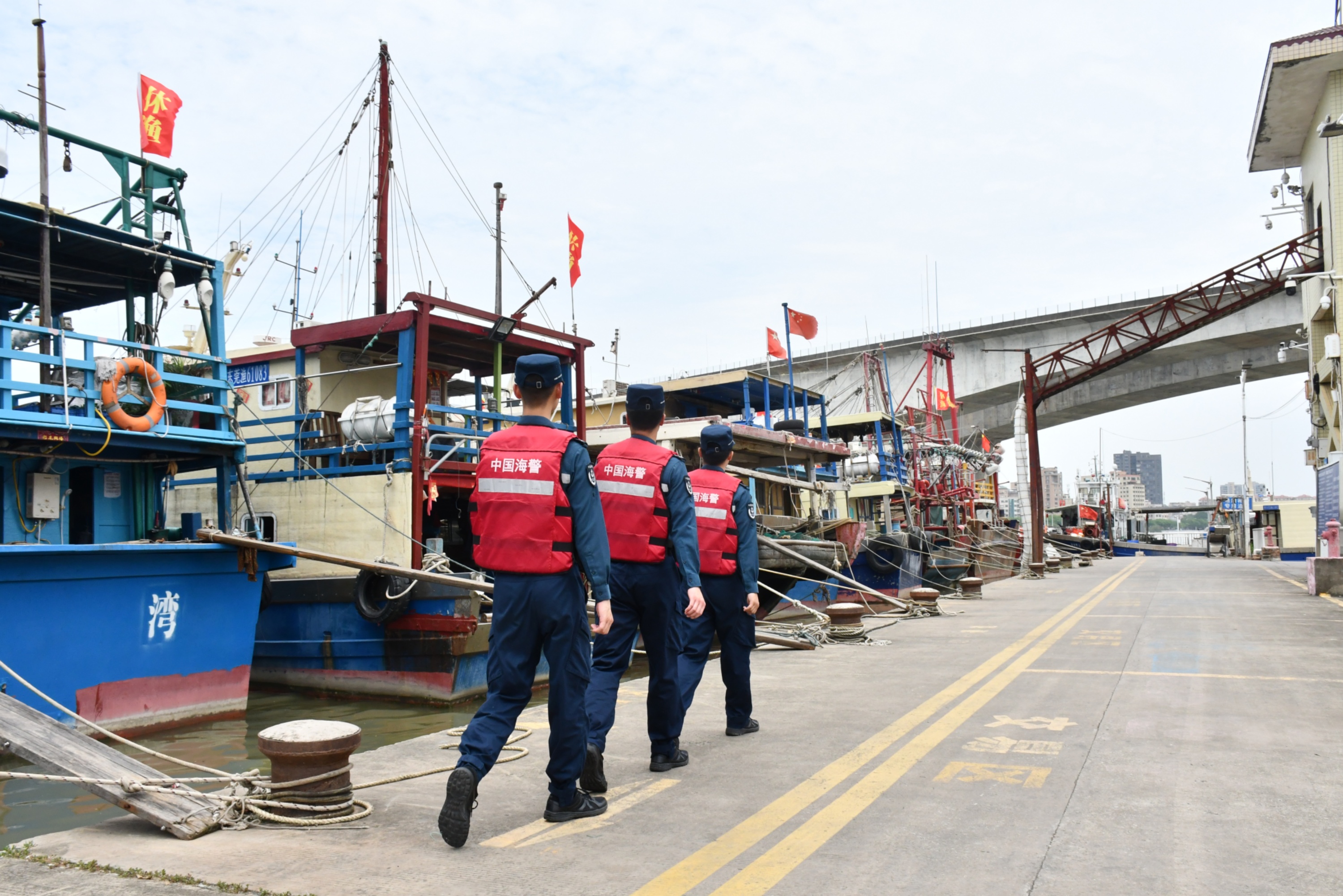 廣東海警執(zhí)法員落實防風防汛工作，對轄區(qū)沿海碼頭設施、建筑物和船只實行地毯式排查。廣東海警局供圖