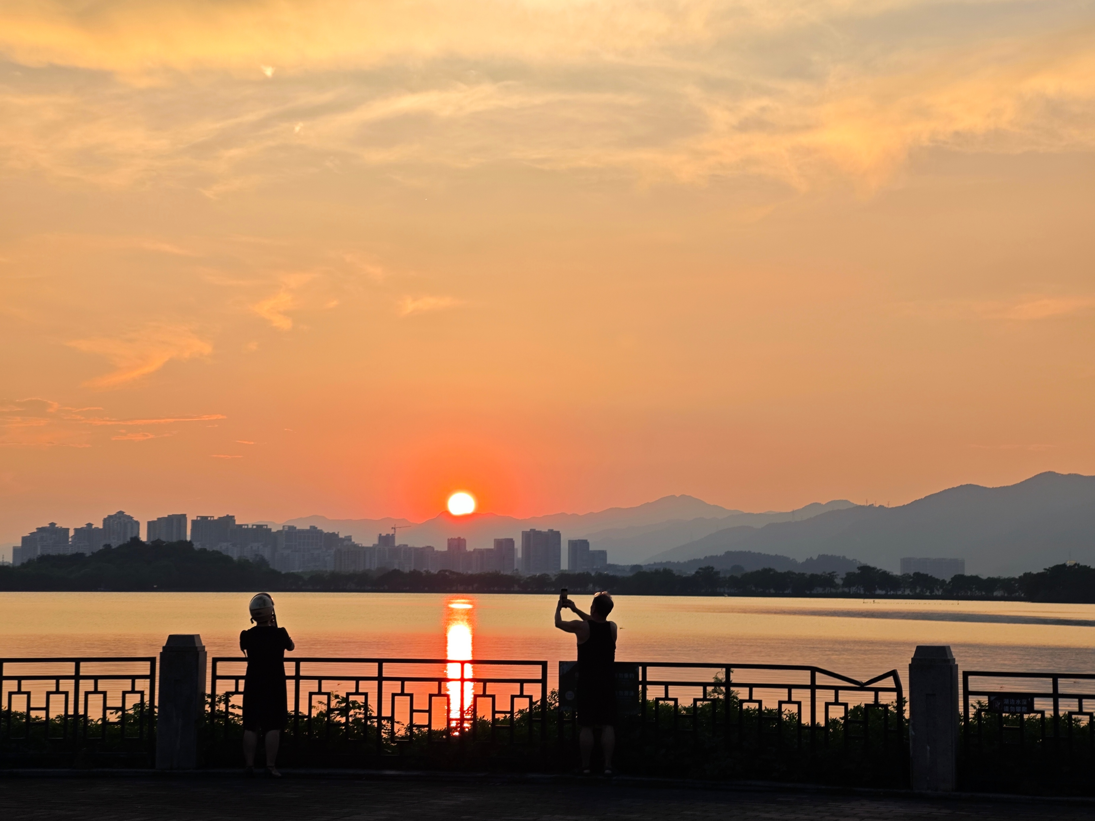 8月27日傍晚，肇慶市七星巖景區(qū)，夕陽(yáng)映照。葉德權(quán)攝