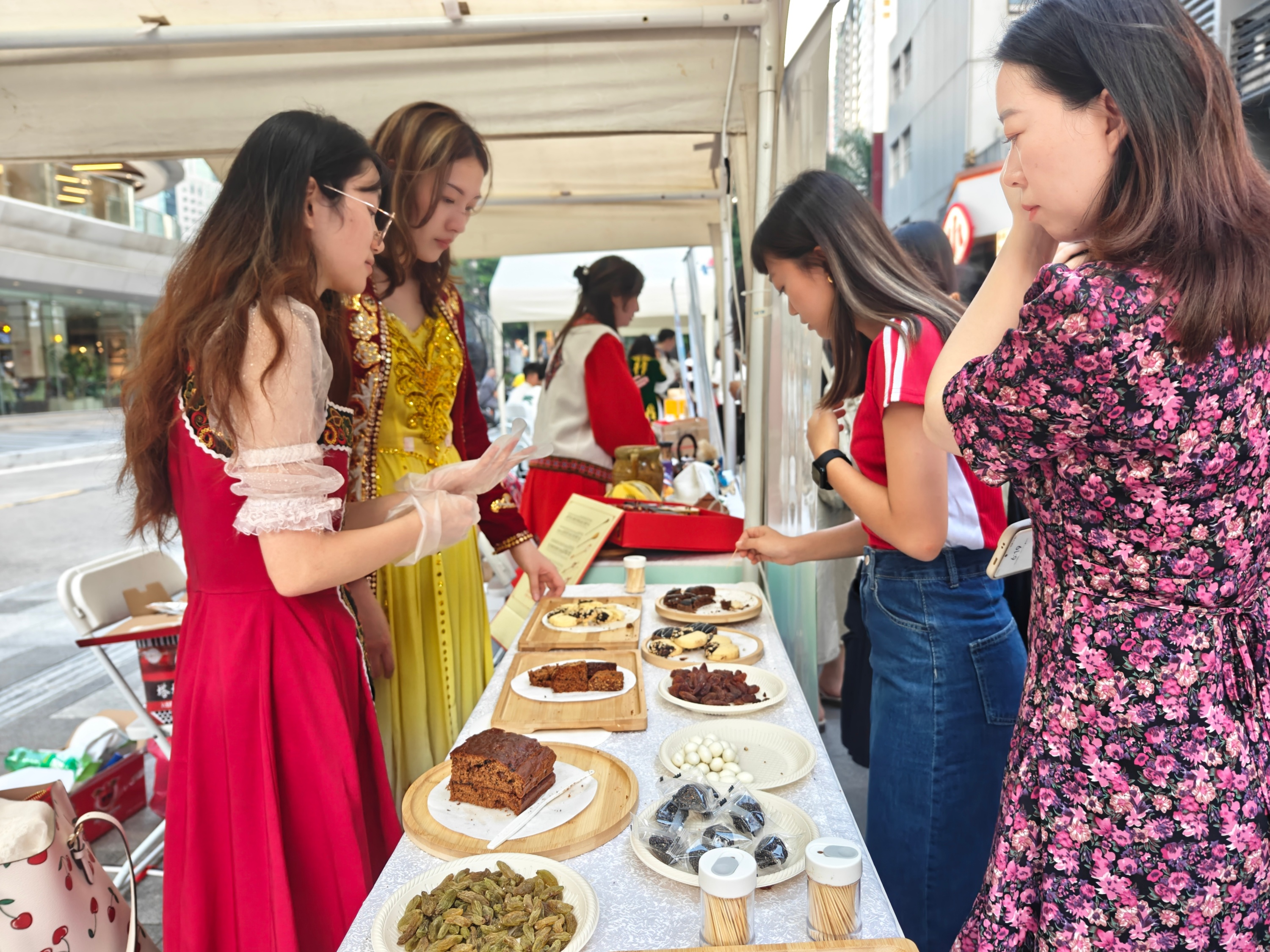 新疆特色大巴扎走進(jìn)廣東，廣州市民品嘗新疆美食。人民網(wǎng) 王雅蝶攝