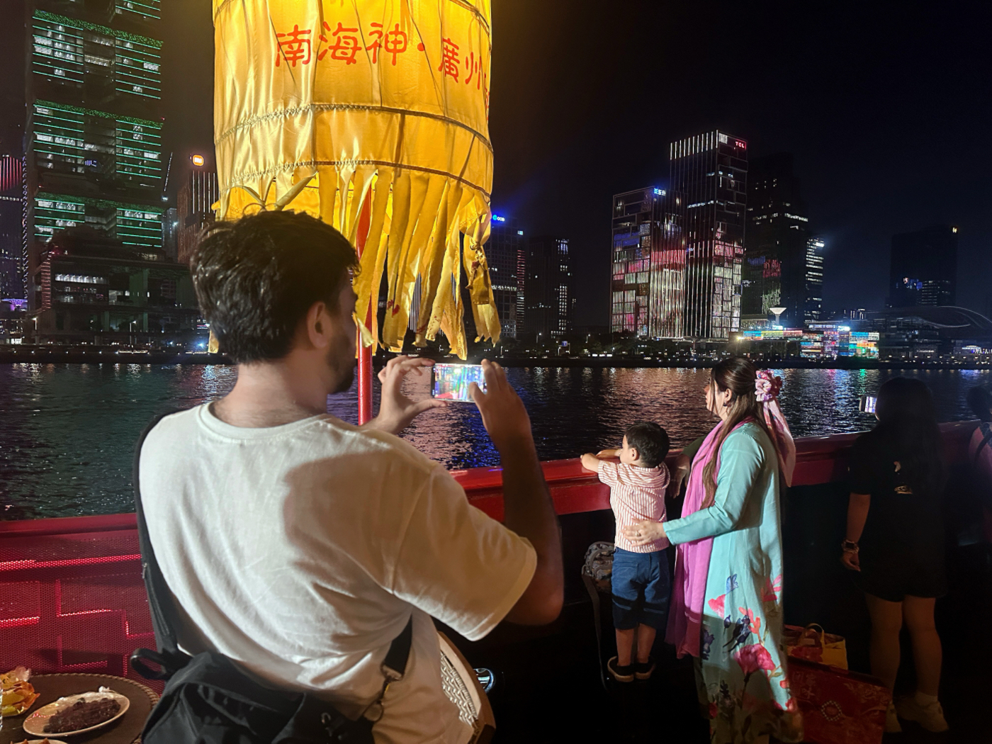 “中秋穗月 相約廣東”中秋節(jié)主題文化活動中，受邀家庭在“南海神號”仿古游船上珠江夜游，中秋賞月。人民網(wǎng) 周睿攝