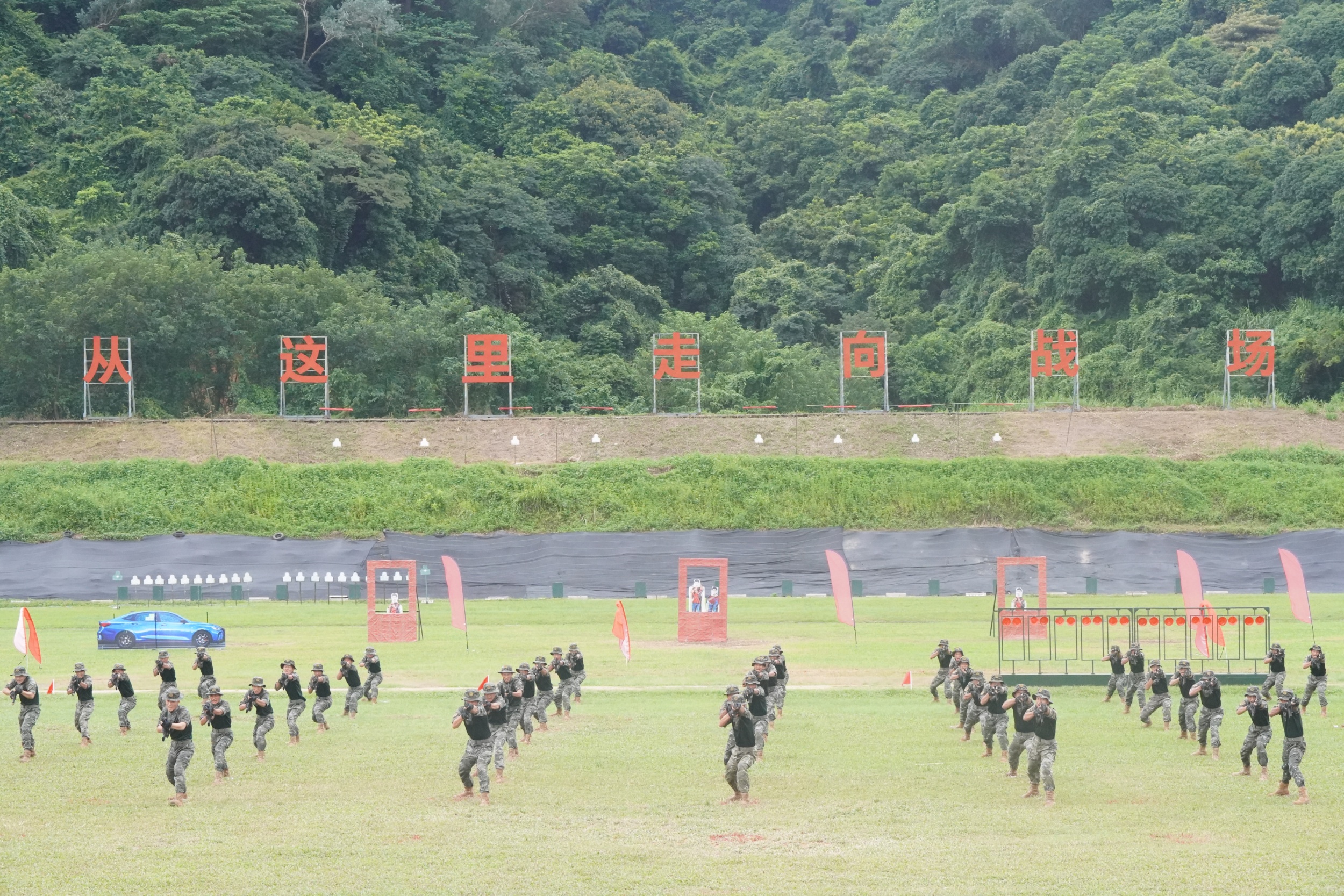 武警廣東總隊(duì)官兵進(jìn)行擒敵課目演示。人民網(wǎng) 王雅蝶攝