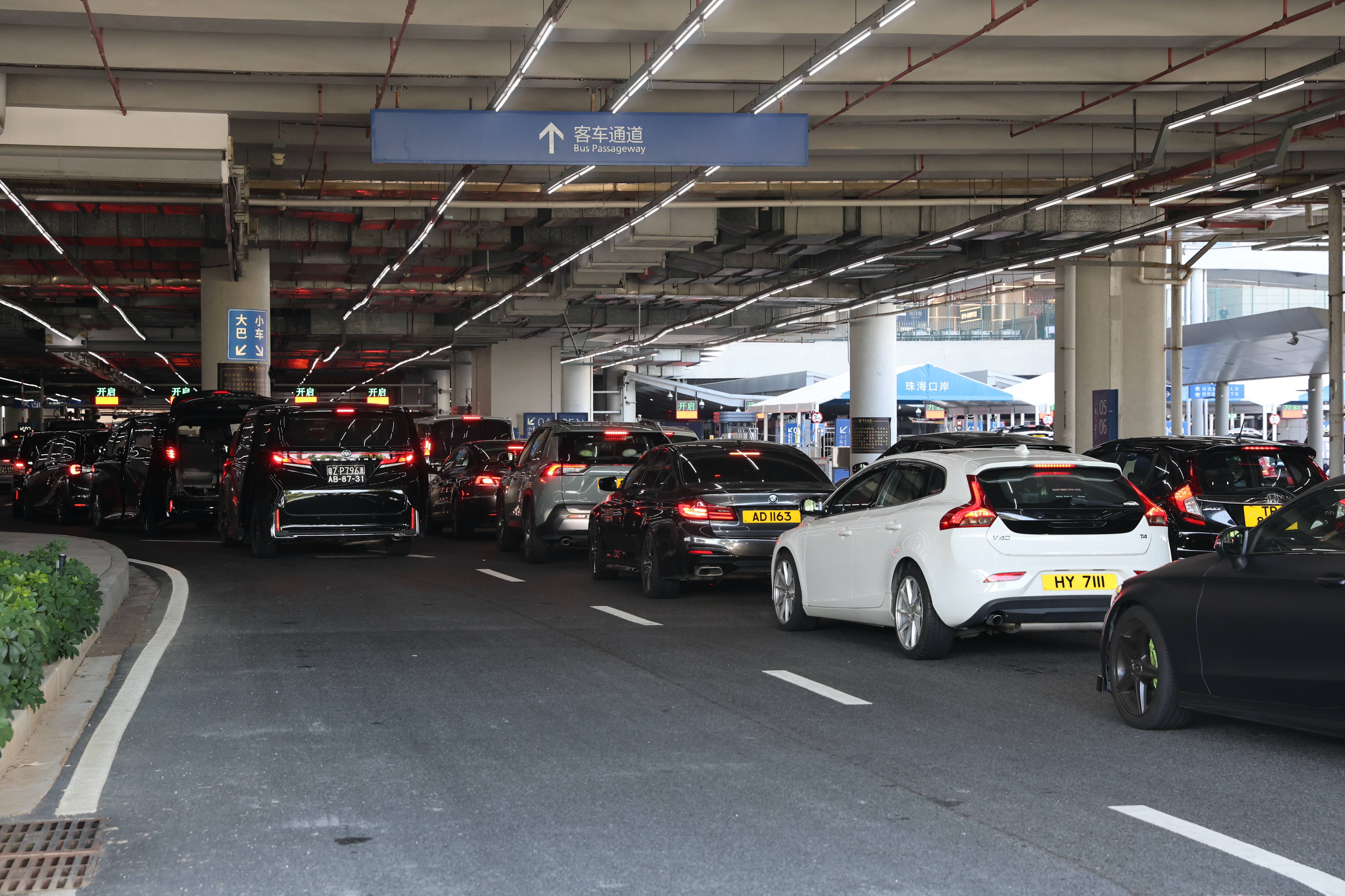 港澳車輛排隊(duì)通過港珠澳大橋珠海公路口岸。港珠澳大橋邊檢站供圖